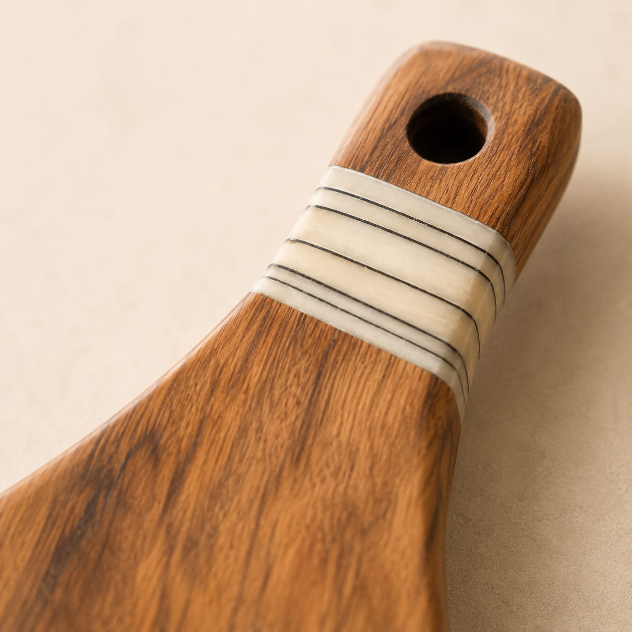Tabla de Madera de Olivo Hecha a Mano en Kenia · Madera de Olivo · Kenia · Kalathia